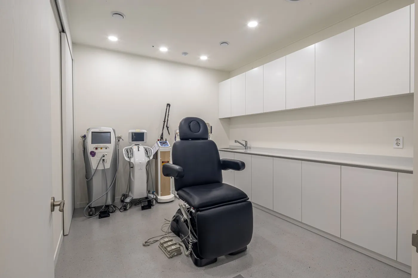 Treatment room with lifting devices